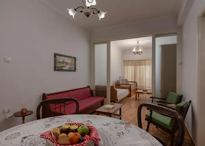 Διπλα Σε Μετρο, Κοντα Στην Ακροπολη